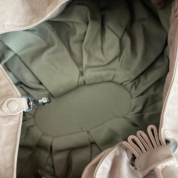 Giorgio Armani soft leather beige handbag. - Picture 5 of 9